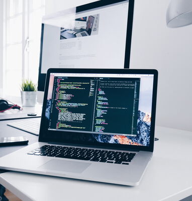 Laptop mit Ansicht für Programmierer