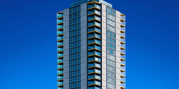 Moderne Architektur vor tiefblauem Himmel