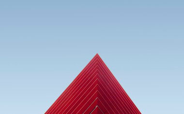 Moderne rote Architektur vor blauem Himmel