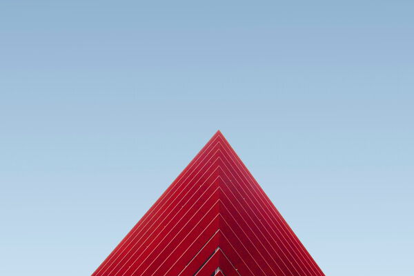 Moderne rote Architektur vor blauem Himmel